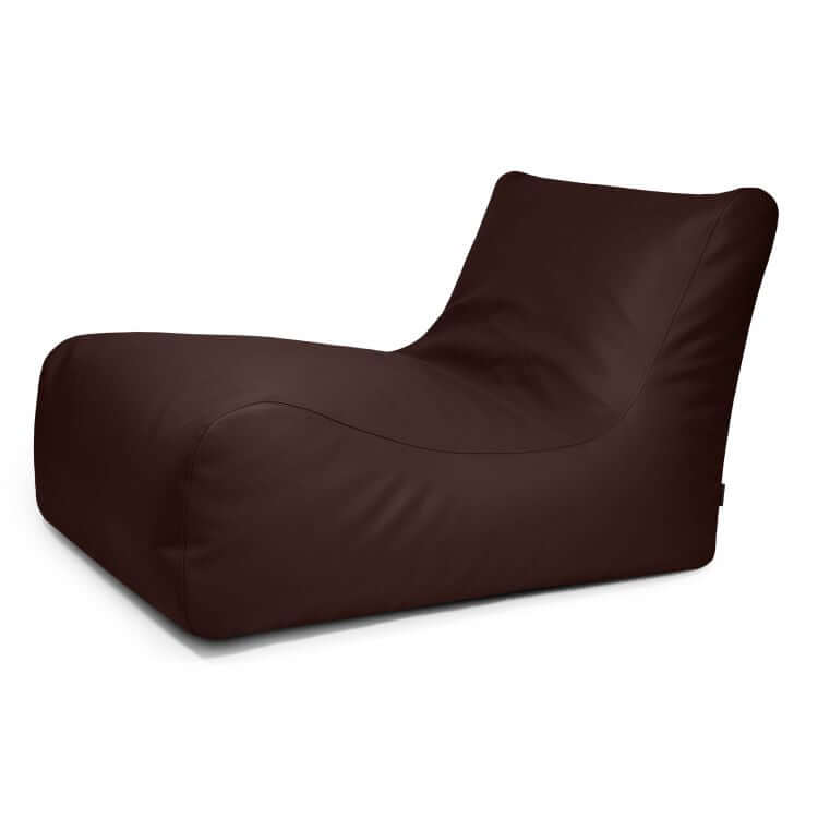 El Bean bag Lounge 100 Outside presenta un moderno exterior de puff marrón con un diseño bajo y sin brazos, perfecto para exteriores. Se muestra aquí sobre fondo blanco.