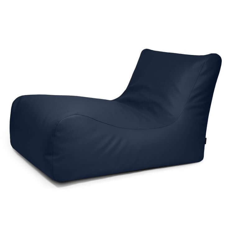 El Bean bag Lounge 100 Outside - uso exterior es un moderno bean bag de color azul oscuro con un respaldo bajo y reclinable y un exterior de puff liso, que se muestra sobre un fondo blanco liso.