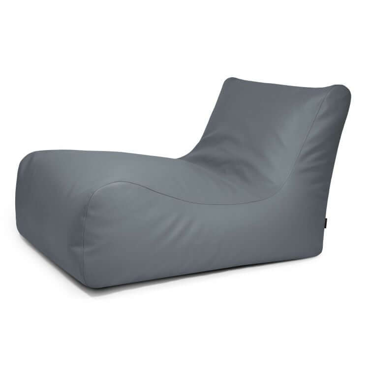 El Bean bag Lounge 100 Outside - uso exterior es un moderno bean bag gris con respaldo ligeramente reclinado y exterior de suave hojaldre, que se muestra sobre fondo blanco.