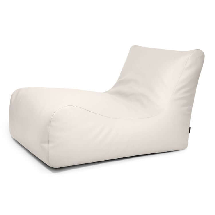 El Bean bag Lounge 100 Outside - uso exteriores es un moderno sillón blanco sin brazos, de perfil bajo y bordes suaves y curvados, que evoca un confort relajado sobre un fondo blanco liso, perfecto para exteriores.