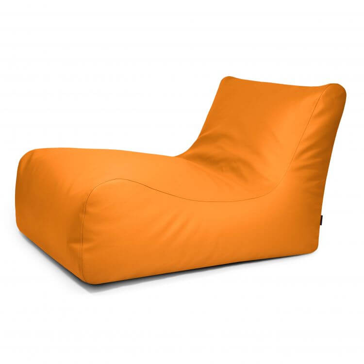 Un moderno Bean bag Lounge 100 Outside de color naranja para exteriores, sin brazos, con respaldo bajo inclinado y exterior de puff resistente, que se muestra sobre un fondo blanco liso.