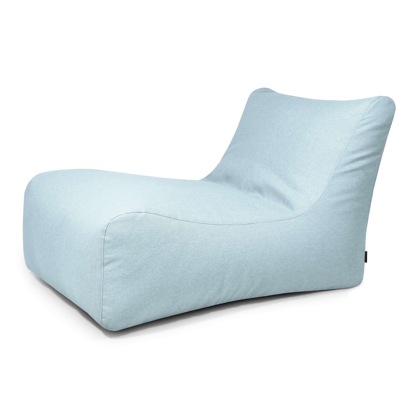El Bean bag Lounge 100 Riviera es un moderno sillón de exterior sin brazos, de color azul claro, con un perfil bajo, diseño curvado y asiento ergonómico para mayor comodidad, que se muestra sobre un fondo blanco.