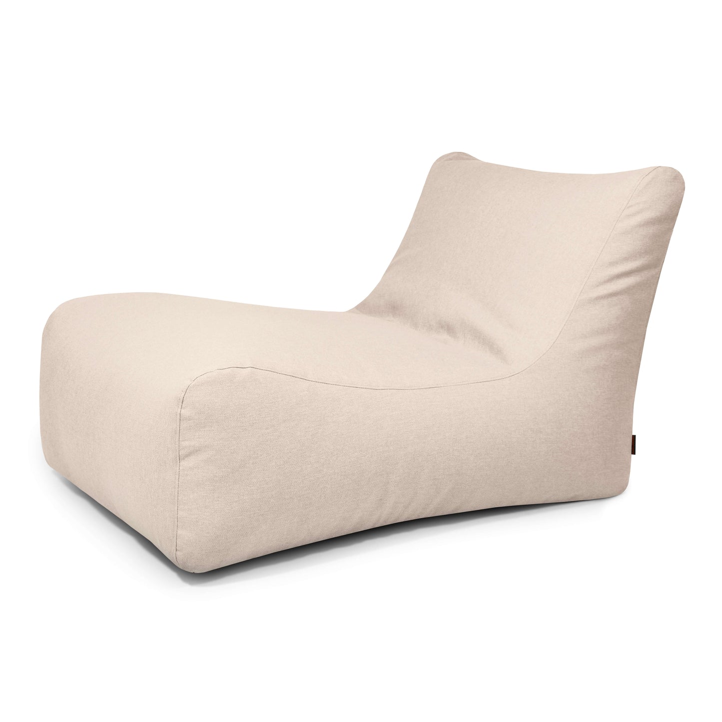 El Bean bag Lounge 100 Riviera para exterior es un moderno sillón beige de perfil bajo, diseño minimalista curvado y asiento ergonómico para un confort óptimo, sobre fondo blanco.