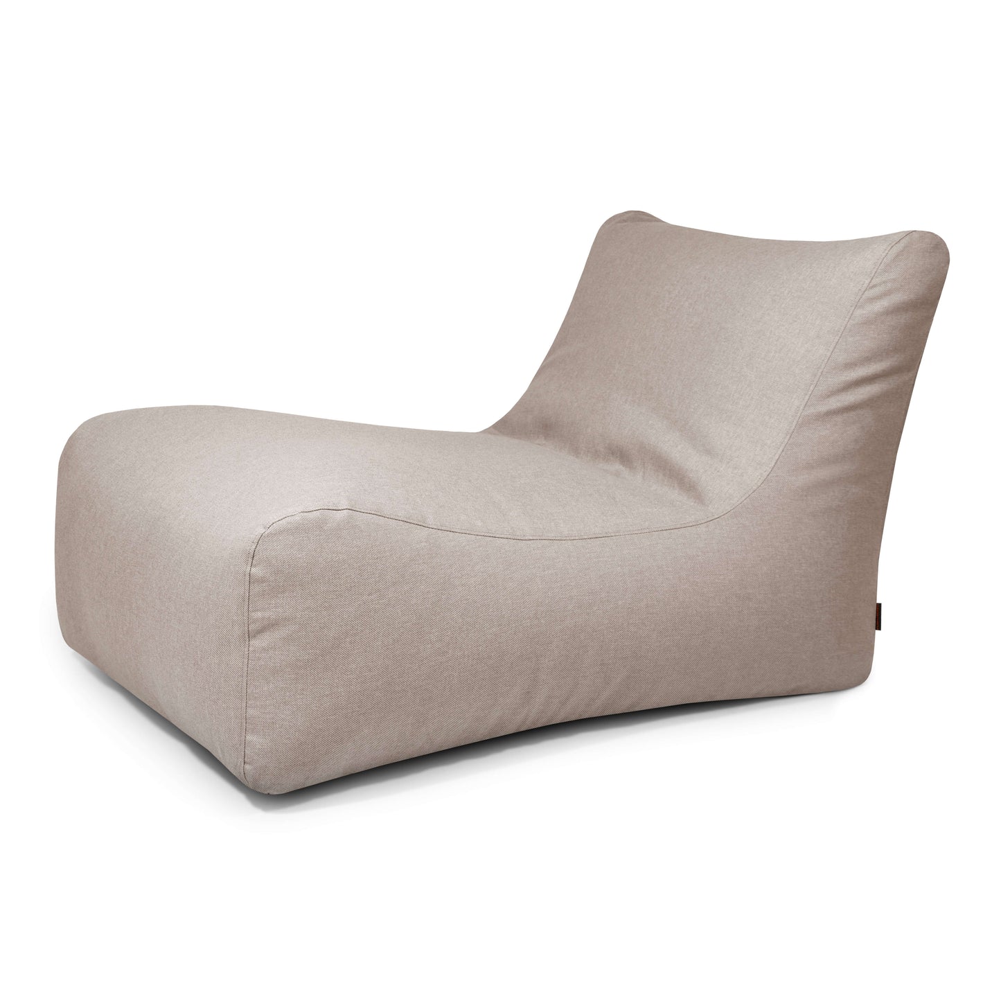 La Bean bag Lounge 100 Riviera para exterior es una moderna tumbona de color beige con asiento bajo y ancho y sin patas visibles, que ofrece un asiento ergonómico diseñado para el confort y la relajación.