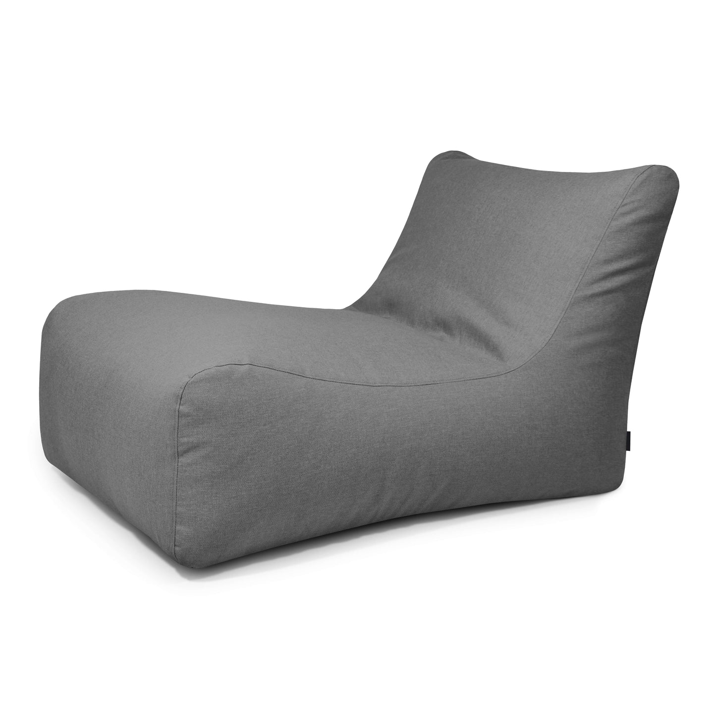 La Bean bag Lounge 100 Riviera, una moderna tumbona de tela gris para exteriores, presenta un asiento ergonómico y un respaldo curvado, mostrados sobre un fondo blanco.