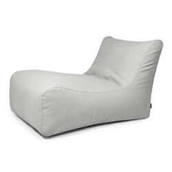 El Bean bag Lounge 100 Riviera -desenfadado, moderno y de color gris claro- presenta un asiento ergonómico de perfil bajo con suave acolchado para uso en exteriores, que se muestra sobre un fondo blanco.