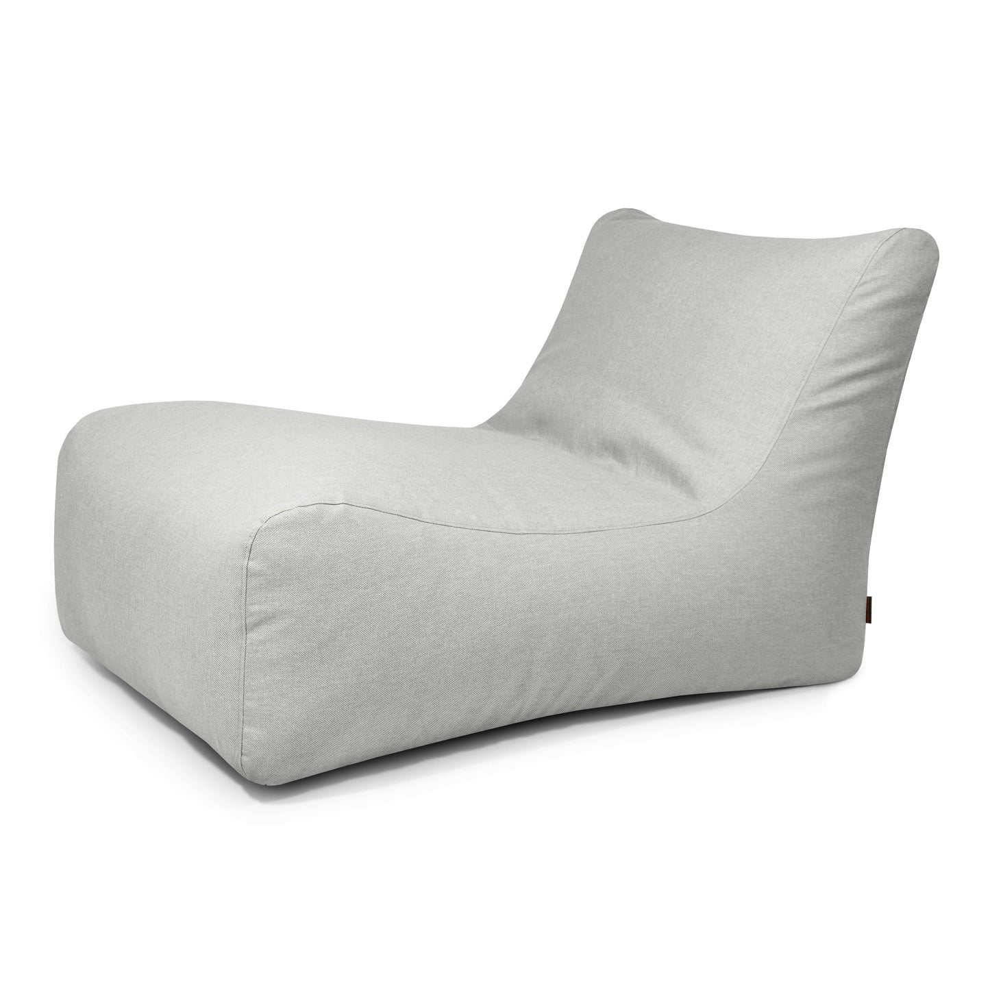 El Bean bag Lounge 100 Riviera - uso exterior es un moderno sillón sin brazos de color gris claro con asiento ergonómico curvado de perfil bajo, que se muestra sobre fondo blanco.