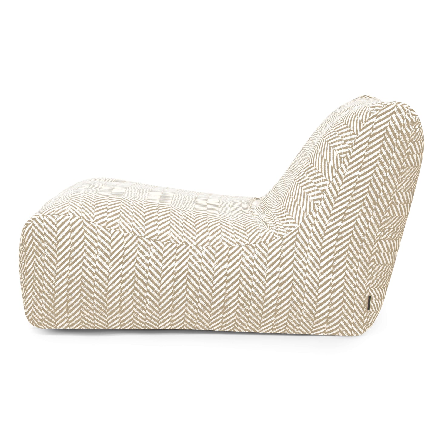 Vista lateral de la Bean Bag Lounge 100 Zarzuela, una moderna tumbona sin brazos con tejido de espiga beige y blanco: un asiento confortable ideal para relajarse al aire libre.