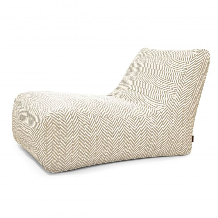 La Bean Bag Lounge 100 Zarzuela es una moderna tumbona sin brazos para exteriores con tapizado en espiga beige y blanco y un perfil bajo, que crea un asiento confortable sobre un fondo blanco.