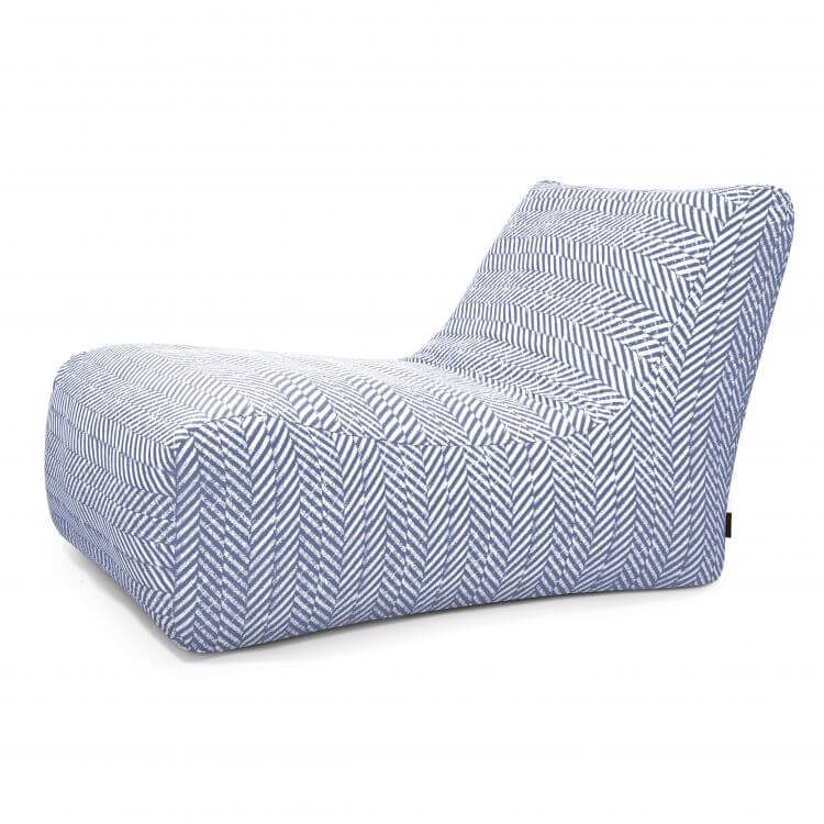 La Bean Bag Lounge 100 Zarzuela es una moderna tumbona sin brazos con resistente tejido de espiga azul y blanco, diseñada para su uso en exteriores y que ofrece un asiento confortable. Se muestra sobre fondo blanco.