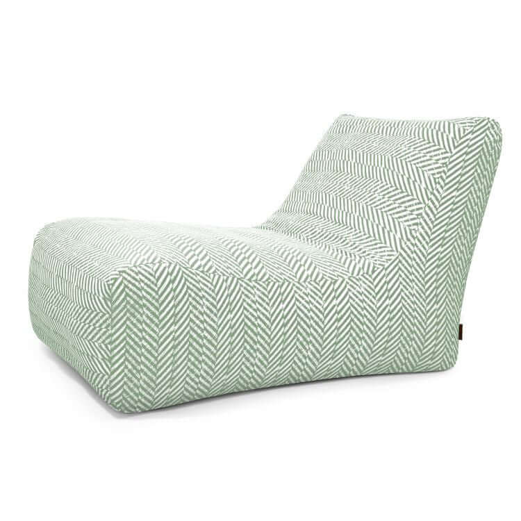 La Bean Bag Lounge 100 Zarzuela es una moderna chaise lounge para exteriores, con tejido de espiga verde y blanco, un asiento bajo y cómodo y un respaldo en ángulo, que se muestra sobre un fondo blanco.