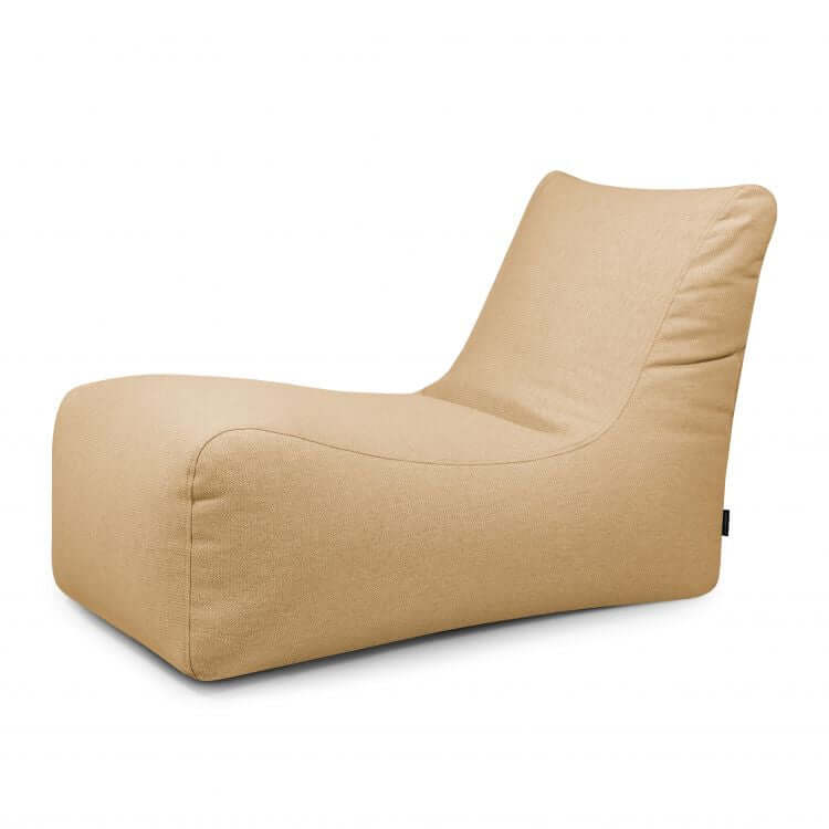 El Bean Bag Lounge Dunes - uso exterior es un moderno sillón puff de color beige, de perfil bajo y diseño suave y curvado, que se muestra sobre un fondo blanco liso.