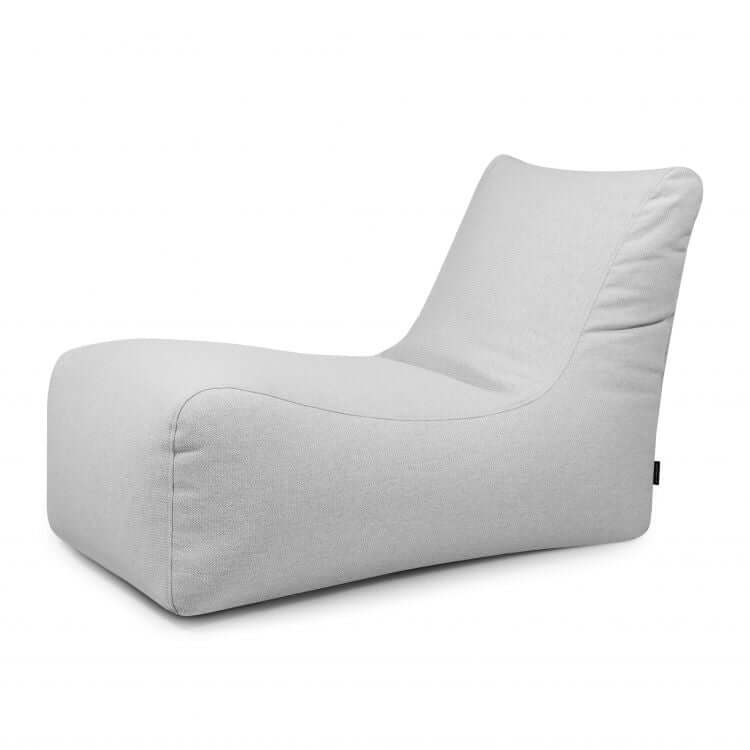 La Bean Bag Lounge Dunes - uso exterior es una moderna tumbona gris claro de diseño minimalista, con asiento bajo y respaldo en ángulo para ofrecer la máxima comodidad, perfecta para su uso en exteriores.