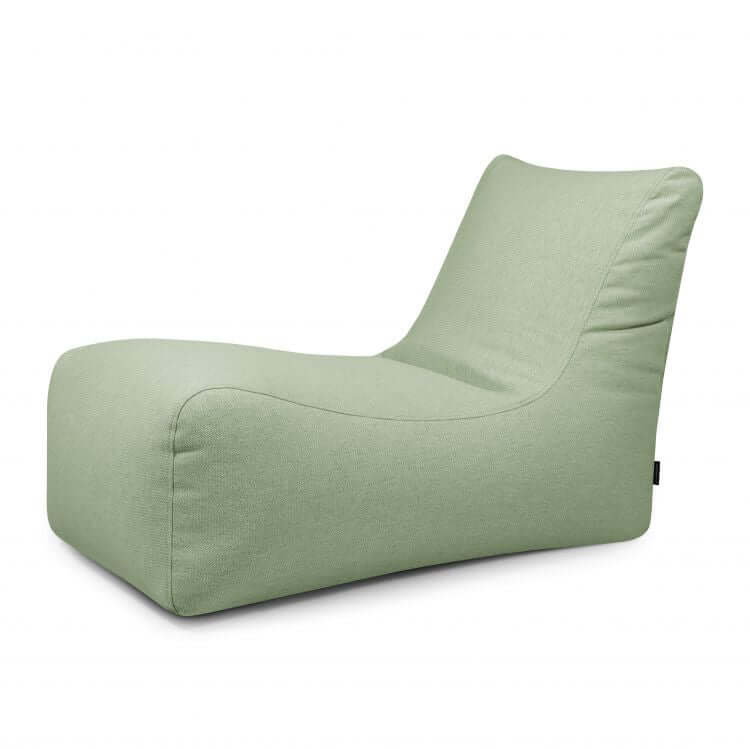 El Bean Bag Lounge Dunes - uso exterior es un moderno sillón puff lounge de color verde claro con tapicería de tela, asiento bajo y respaldo curvado, que se presenta sobre un fondo blanco liso.