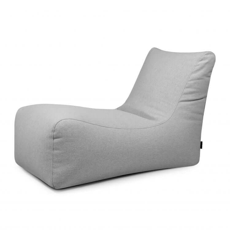 Bean Bag Lounge Dunes gris claro para exteriores, de diseño moderno con respaldo bajo y curvado y tapizado de tela, sobre fondo blanco liso.
