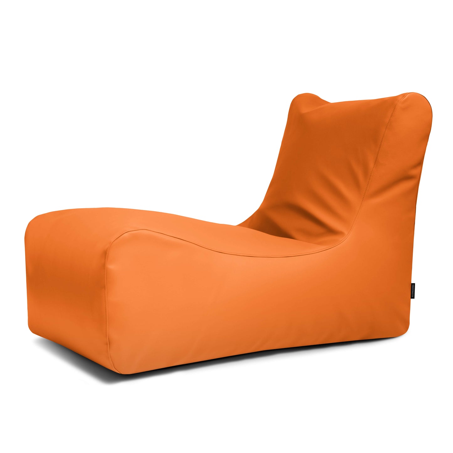 El Bean bag Lounge Outside - uso exterior es un moderno sillón puff naranja con respaldo alto y diseño elegante, perfecto para relajarse al aire libre o como elegante acento en interiores.