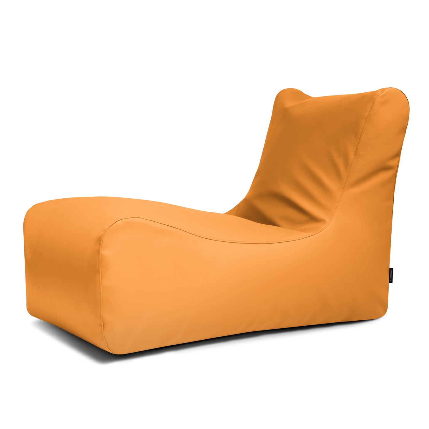 El Bean bag Lounge Outside - uso exterior cuenta con un respaldo alto y bordes suaves y curvados, perfecto para relajarse en interiores o como bean bag lounge para exteriores. Se presenta sobre un fondo blanco liso.