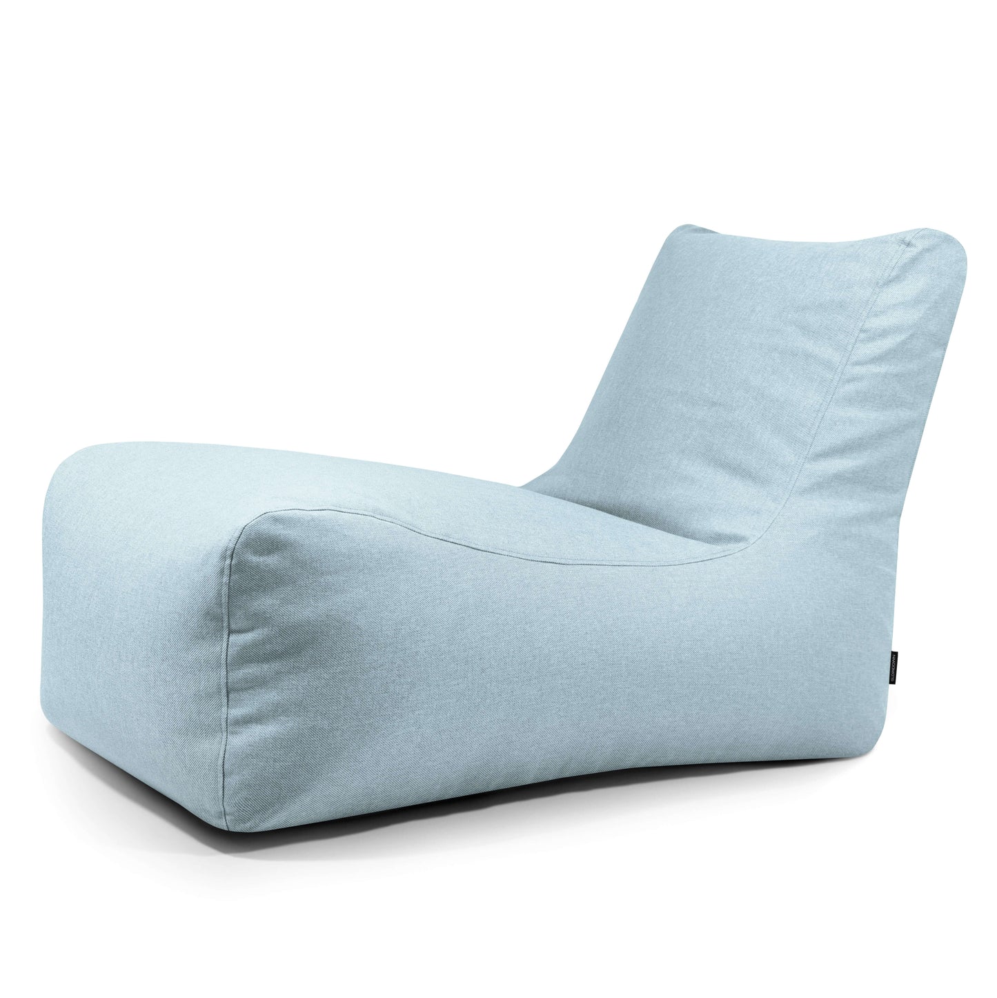 El Bean Bag Lounge Riviera - uso exteriores es un sillón azul claro con asiento bajo y respaldo inclinado, relleno de perlas de poliestireno para mayor comodidad. Este sillón moderno se muestra sobre fondo blanco.