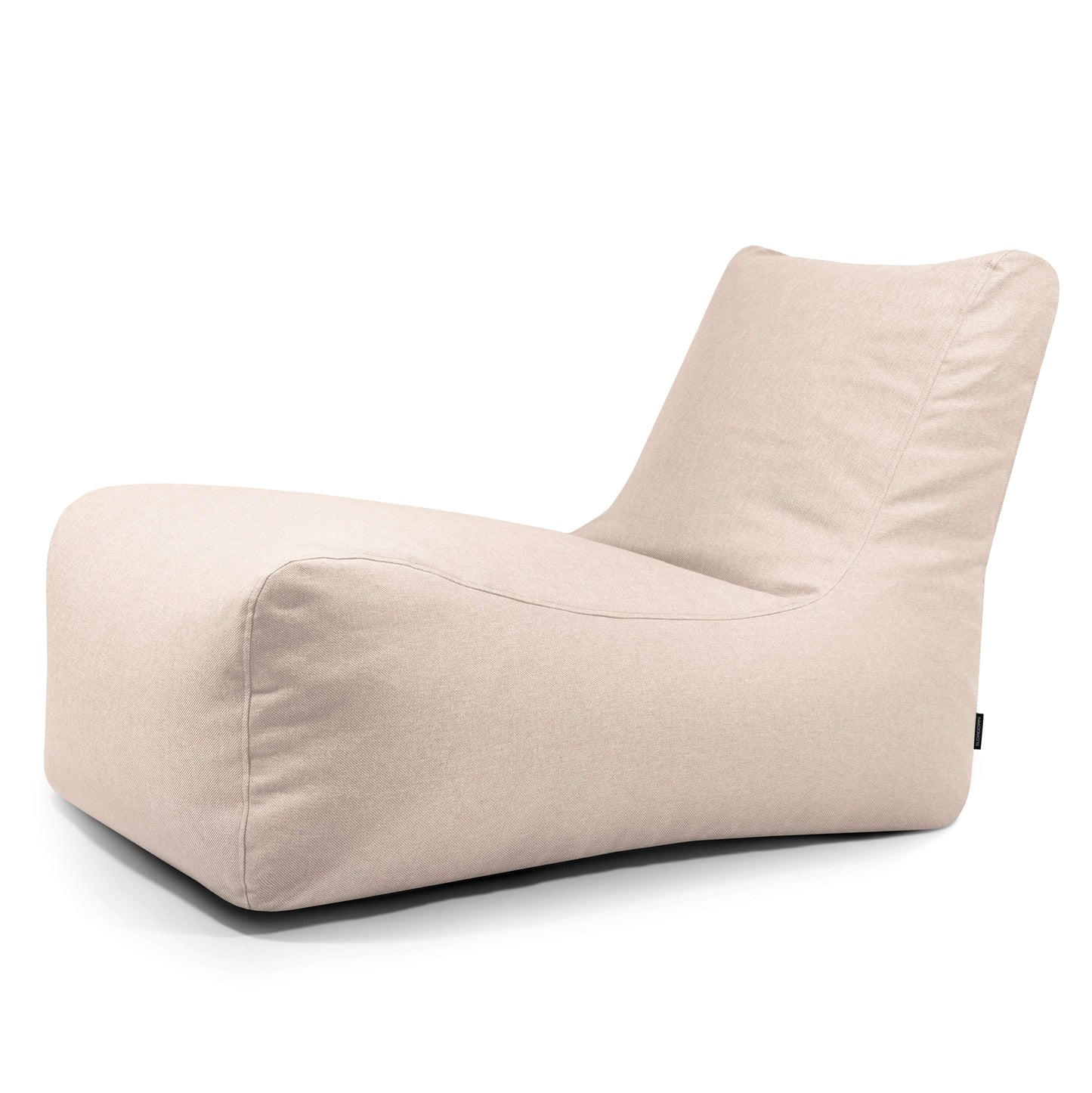 El Bean bag Lounge Riviera - uso exteriores es un sillón moderno de color beige con un respaldo bajo e inclinado y un diseño minimalista acolchado para el máximo confort.