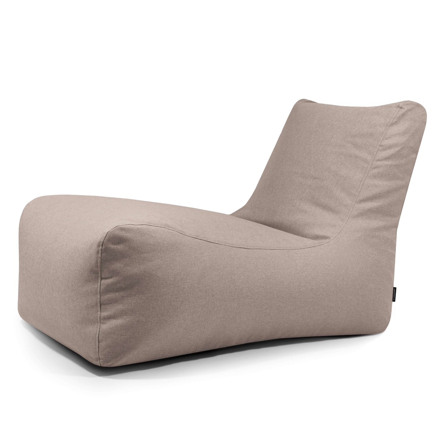 Bean bag Lounge Riviera - uso exteriores: moderno sillón beige con asiento bajo, sin brazos y respaldo ligeramente inclinado, relleno de perlas de poliestireno. Foto sobre fondo blanco.