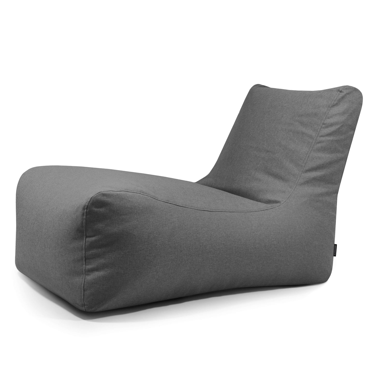Un moderno Bean bag Lounge Riviera gris - uso exteriores con respaldo inclinado y relleno de bolitas de poliestireno, fotografiado sobre fondo blanco.