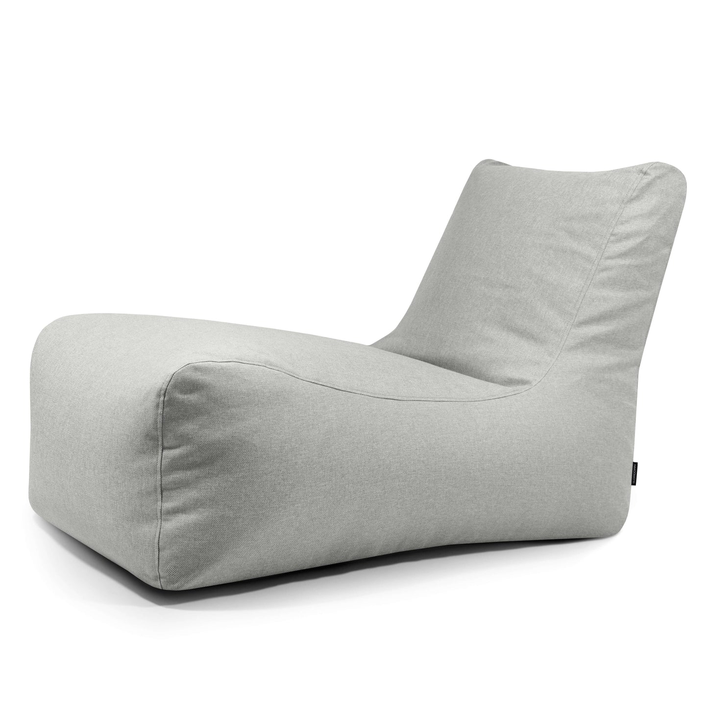El Bean bag Lounge Riviera - uso exteriores es un moderno bean bag de color gris claro con respaldo alto y contornos suaves, elaborado como un sillón moderno con relleno de perlas de poliestireno, que se muestra sobre un fondo blanco.