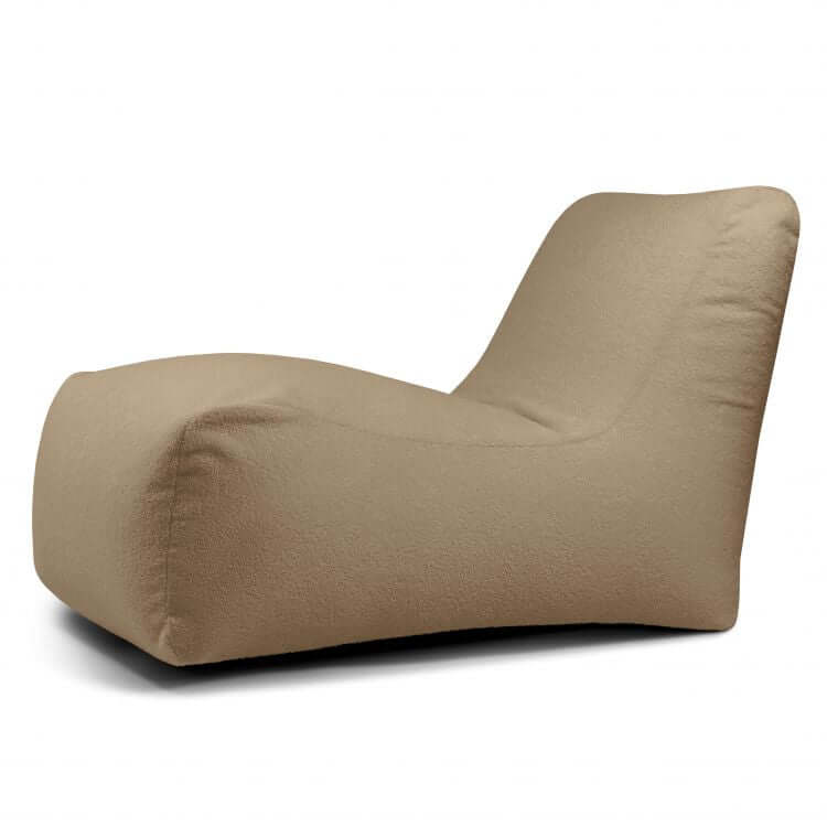 La Bean bag Lounge Teddy para exteriores es una moderna tumbona de color beige con un diseño suave y curvado y un confort ergonómico, que presenta un estilo sin brazos sobre un fondo blanco.