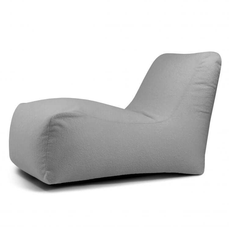 El Bean bag Lounge Teddy para exteriores es un sillón moderno y minimalista de color gris claro, con una silueta suave y curvada y sin patas visibles, que se muestra sobre un fondo blanco liso.