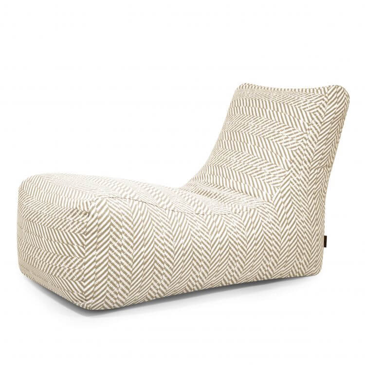 El Bean bag Lounge Zarzuela es un moderno chaise sin brazos en espiga beige y blanco, con un perfil bajo y respaldo reclinable-ideal como elegante sillón relax para espacios contemporáneos y apto para exteriores.