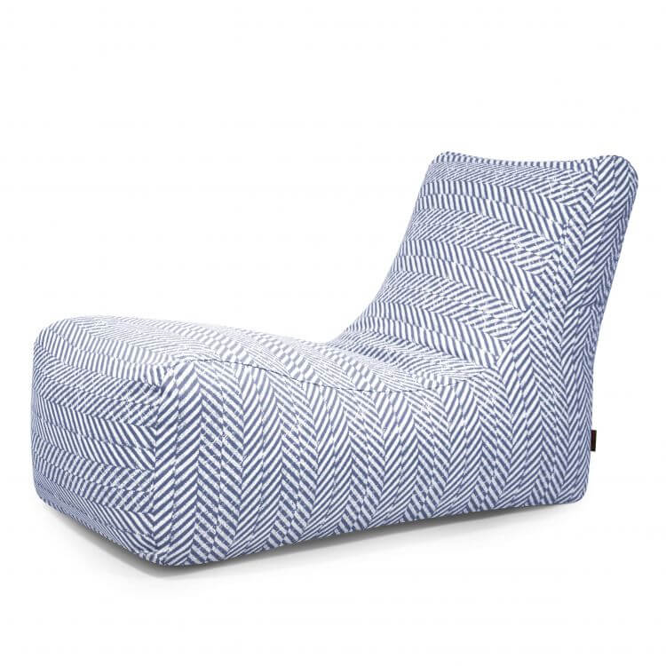 El Bean bag Lounge Zarzuela - uso exterior presenta un diseño en espiga azul y blanco, un asiento bajo y un respaldo en ángulo para un confort elegante y ergonómico que recuerda a un sillón relax, perfecto para descansar al aire libre.