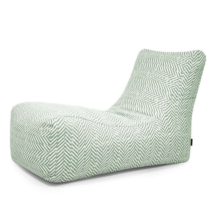 El Bean bag Lounge Zarzuela es un moderno sillón sin brazos para exterior, con tapicería de espiga verde y blanca, respaldo bajo inclinado y base rectangular, perfecto como elegante puf ergonómico o sillón relax contemporáneo.