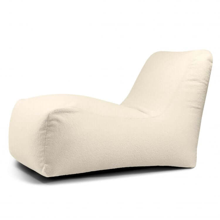 Un moderno Bean bag Lounge Teddy de color crema, diseñado para su uso en exteriores con una silueta curvada y minimalista y una suave tapicería de tela, que se muestra sobre un fondo blanco.
