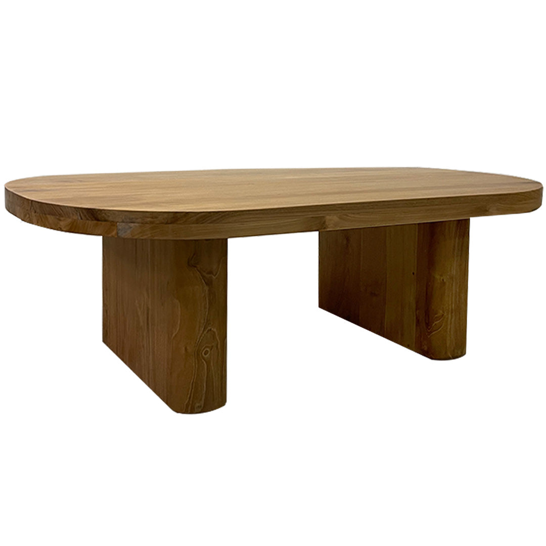 Presentamos la Mesa de centro en madera teca (140x90 cm) María, una mesa de centro con tablero rectangular y bordes redondeados, sostenida por robustas patas rectangulares, que encarna un diseño sofisticado perfecto para cualquier espacio de vida moderno.
