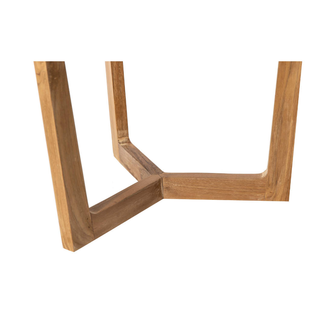 Detalle de las patas y base de madera de la Mesa auxiliar Redonda en Madera de teca Roman, destacando su unión en forma de Y sobre fondo blanco. Ideal como mesa auxiliar de teca para su sala de estar.