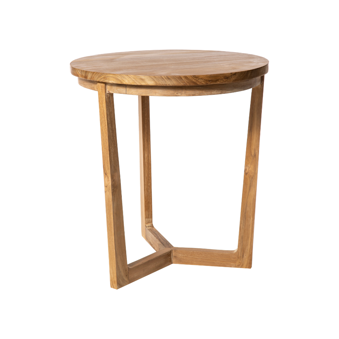 Mesa auxiliar Redonda en Madera de teca Roman: mesa redonda pequeña de madera con acabado natural, tres patas anguladas unidas en la base, ideal como mesa auxiliar, presentada sobre fondo blanco.