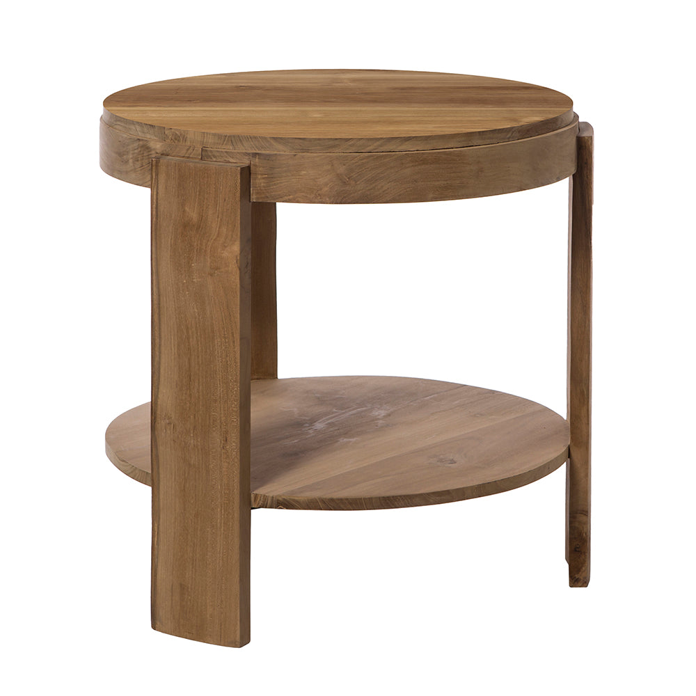 La Mesa auxiliar Redonda en Madera de teca Nabila Ø60 tiene un diseño compacto, estante inferior, tres patas anchas y acabado natural, perfecta para un toque minimalista y funcional en cualquier espacio.