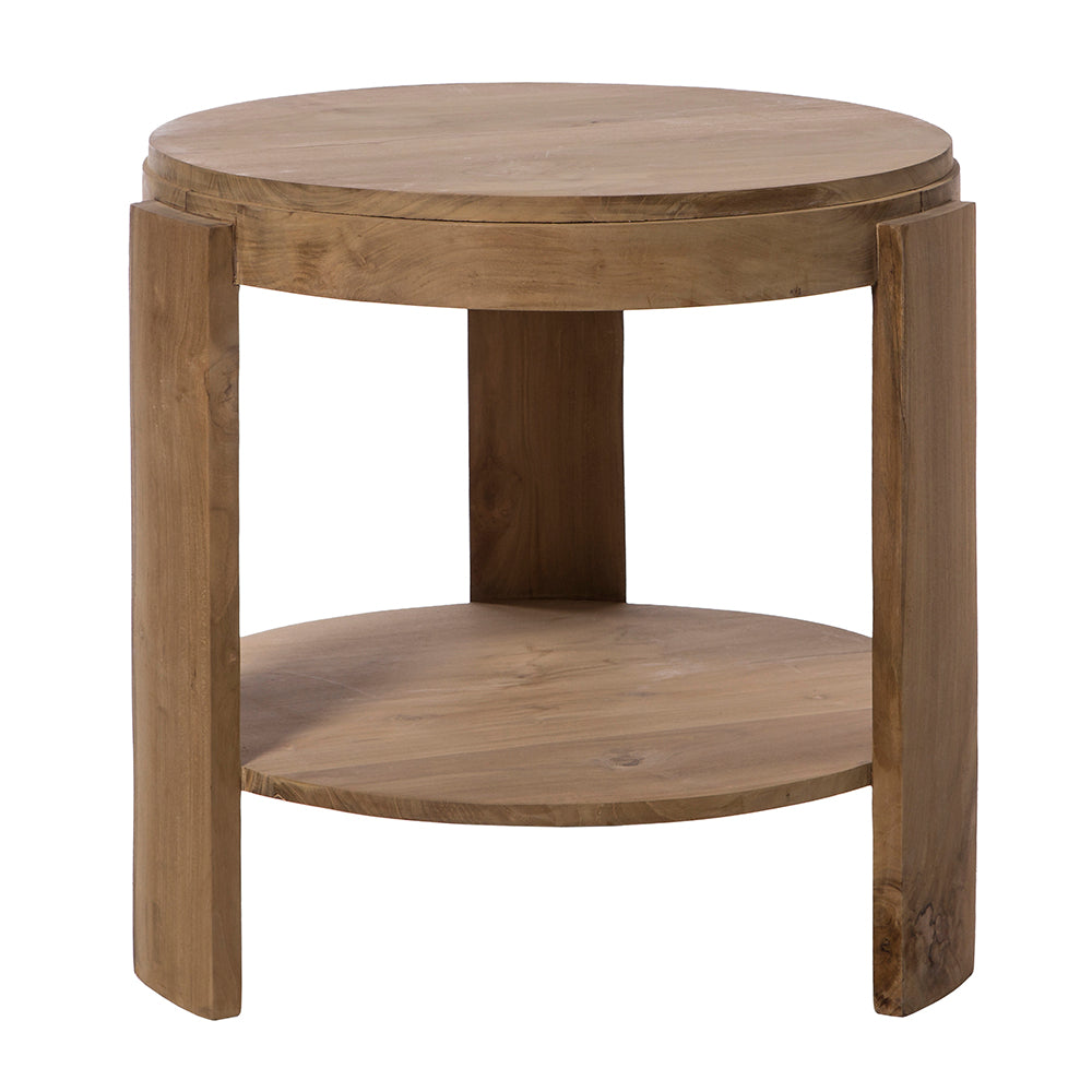 La Mesa auxiliar Redonda en Madera de teca Nabila Ø60 cuenta con tres patas rectas y una repisa inferior, ideal para espacios que buscan diseño compacto.