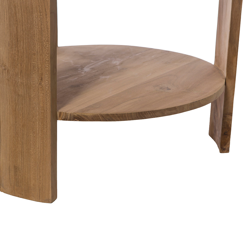Detalle de la Mesa auxiliar Redonda en Madera de teca Nabila Ø60, con base circular, soportes verticales y vetas de madera de teca natural en un diseño compacto.