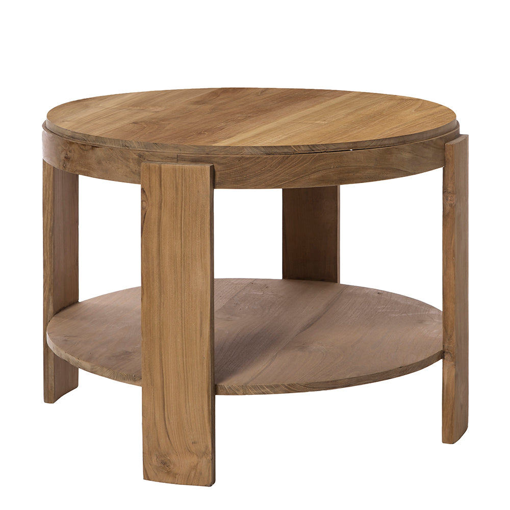 La Mesa de centro redonda en madera de teca Nabila Ø80 es una mesa de centro redonda de madera con estante debajo, que cuenta con tres soportes verticales y está realizada en estilo minimalista.