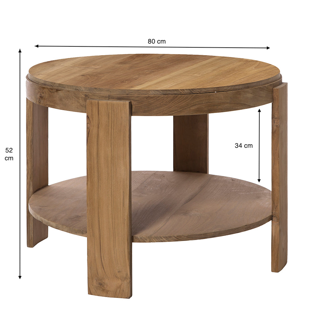Descubre la Mesa de centro redonda en madera de teca Nabila Ø80, una elegante mesa de centro de diseño minimalista. Tiene unas medidas de 80 cm de diámetro y 52 cm de altura, con un estante inferior situado a 34 cm del suelo.