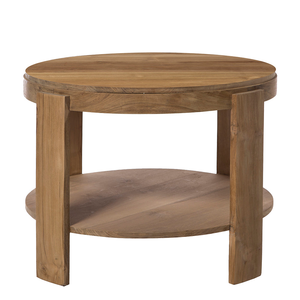 La Mesa de centro redonda en madera de teca Nabila Ø80 es una mesa de centro redonda de madera elaborada con madera de teca duradera, que presenta un estante inferior y cuatro patas robustas que encarnan un diseño minimalista.