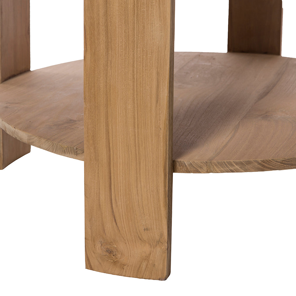 Primer plano de una mesa de madera resaltando el estante inferior y una de las pata de apoyo, enfatizando el patrón de vetas y la textura natural de la Mesa de centro redonda en madera de teca Nabila Ø80 en este diseño minimalista.