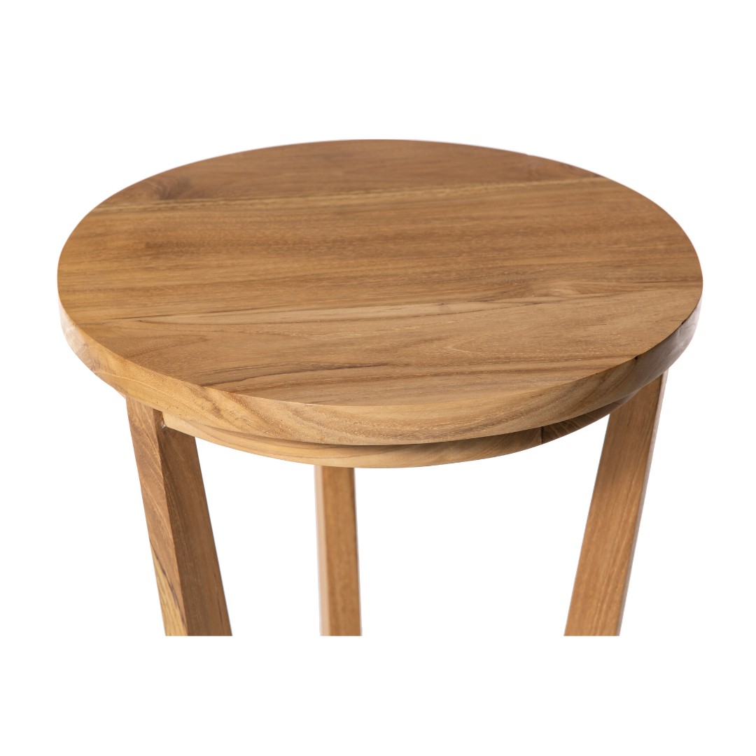 La Mesa auxiliar Redonda en Madera de teca Roman, con tres patas y un diseño redondo, está fotografiada desde arriba sobre un fondo blanco y constituye un elegante complemento para su sala de estar.