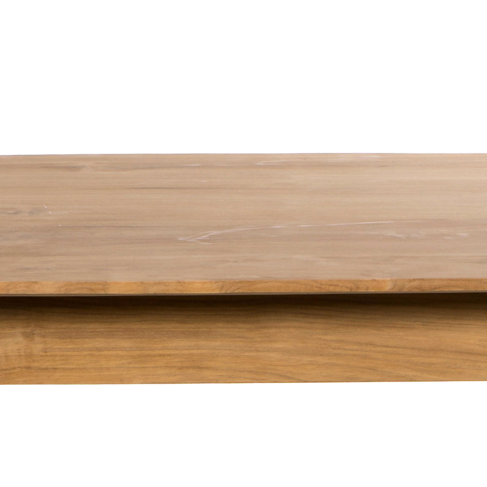 Primer plano de una Mesa de comedor Berlín rectangular, elaborada en madera de teca con un acabado suave de color marrón claro y patrones de vetas sutiles, mostrando su elegante diseño moderno.