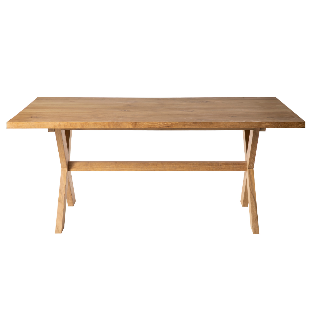 Vista frontal de la mesa de comedor Begur, con tablero rectangular y patas en forma de X, elaborada con rica madera de teca.