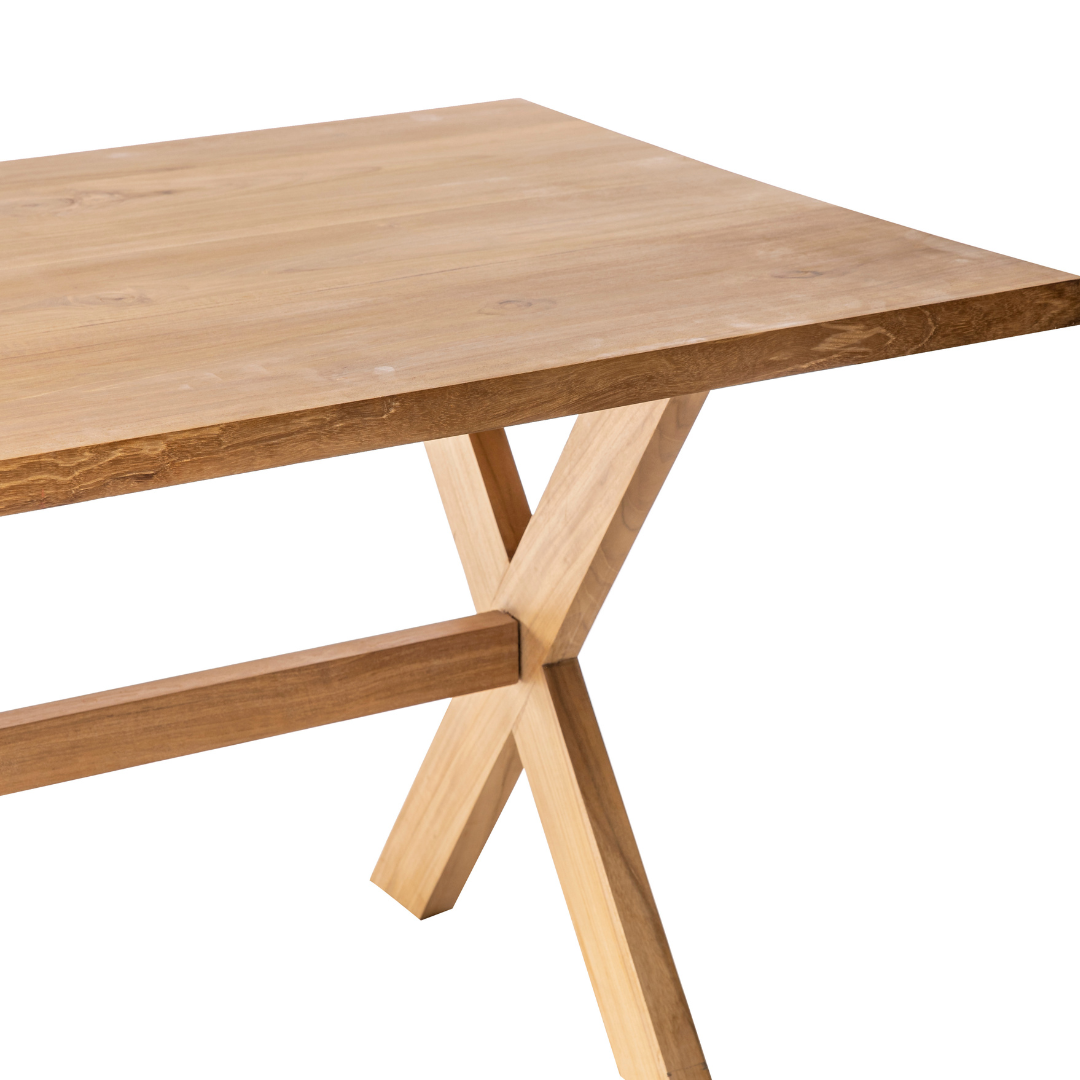 Mesa de comedor de madera de teca (180 x 90 cm) con superficie lisa y soporte de patas cruzadas, que encarna el elegante diseño contemporáneo de la Mesa de comedor Begur.