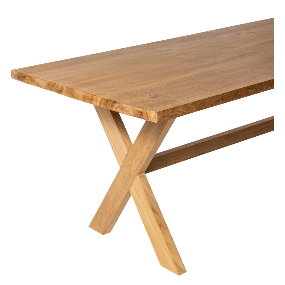 La mesa de comedor (180 x 90 cm) en madera de teca Begur presenta una superficie rectangular lisa hecha de teca de primera calidad, sostenida por elegantes patas en forma de X en un impresionante diseño contemporáneo.