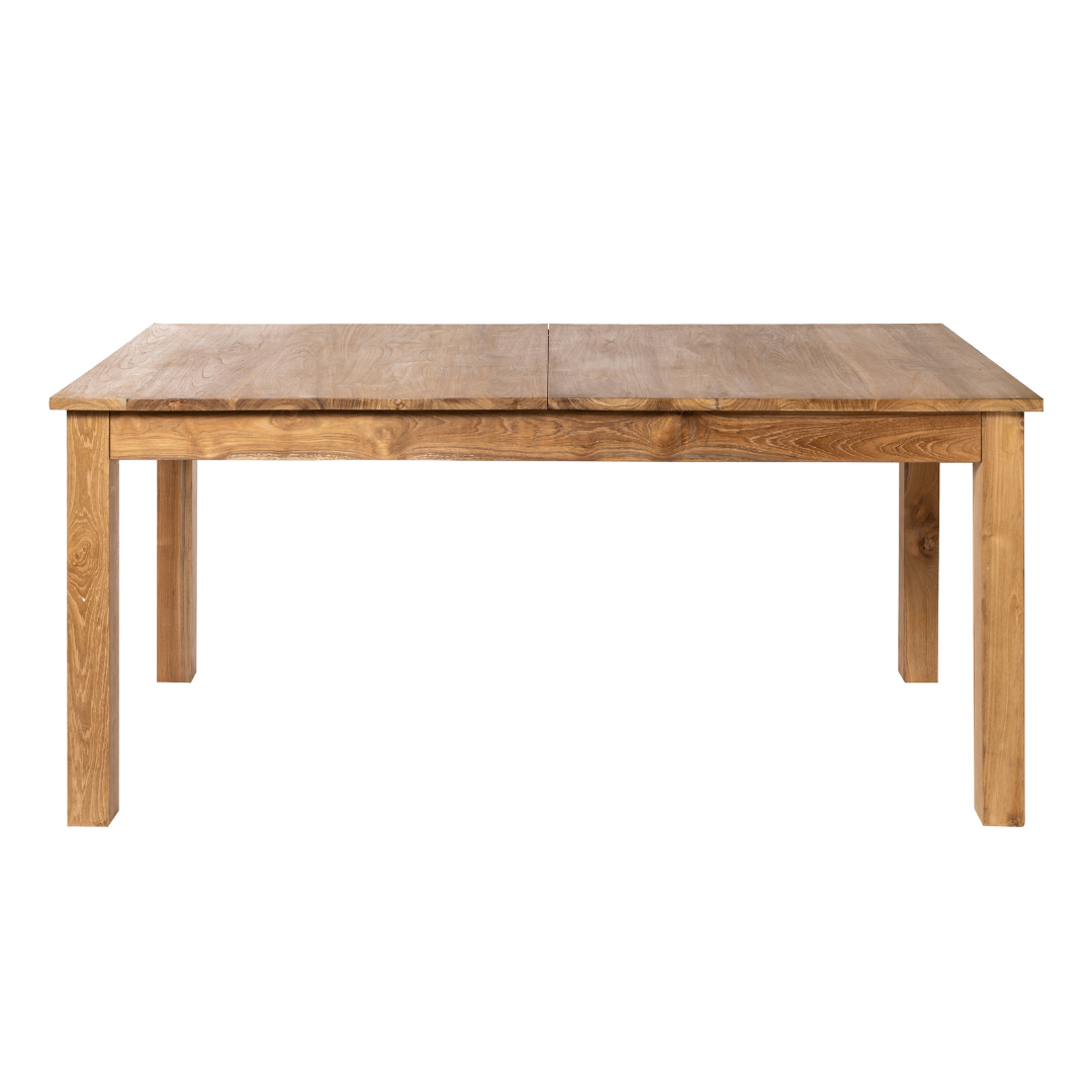 Vista de frente, la mesa de comedor extensible en madera de teca Alex presenta una tapa rectangular y patas resistentes elaboradas con elegante madera de teca.