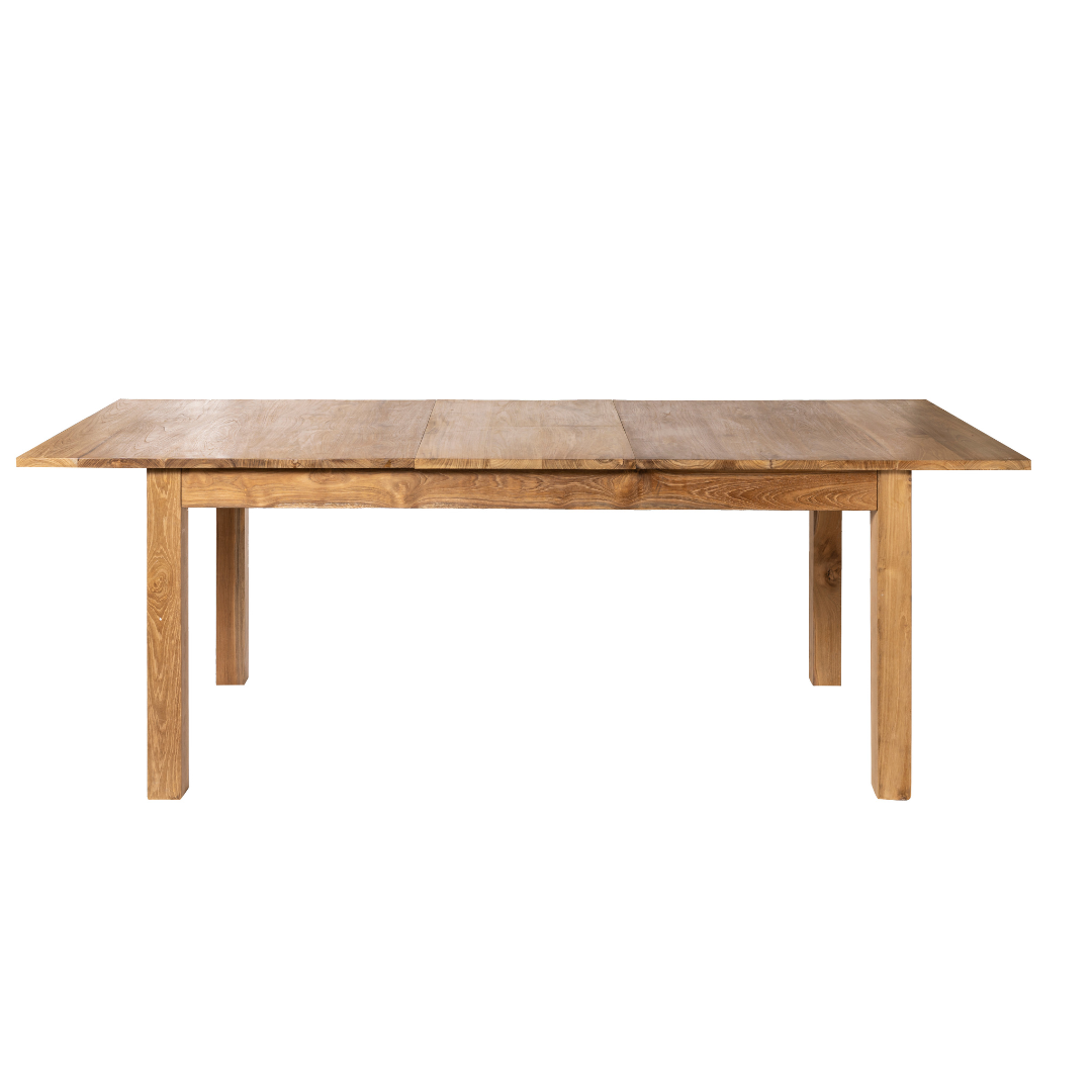 Una vista frontal de la elegante mesa de comedor extensible en madera de teca Alex presenta un diseño rectangular con cuatro patas resistentes.