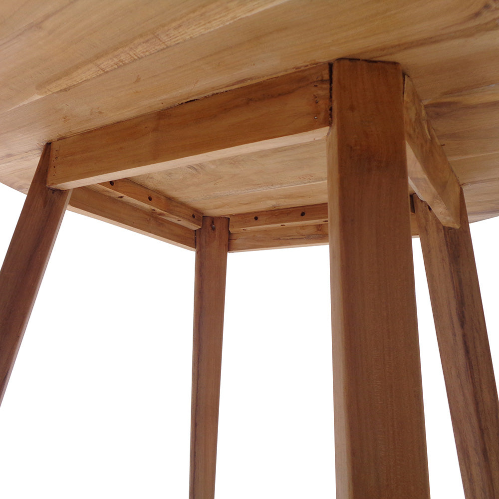 Primer plano de la parte inferior de la Mesa auxiliar Redonda en Madera de teca Natural Planet Ø90, destacando sus patas y el armazón de soporte sobre fondo blanco.
